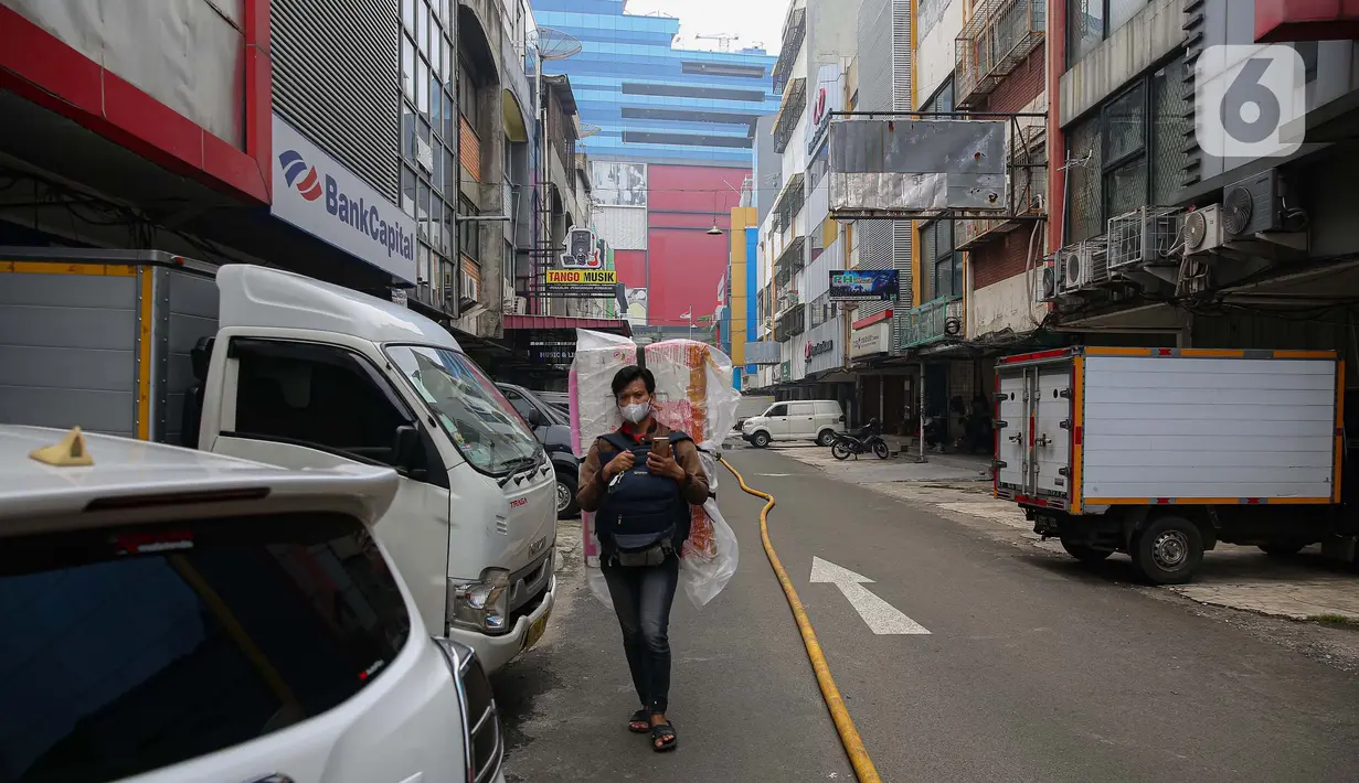 Kawasan Glodok juga menjadi pusat penjualan barang-barang elektronik, peralatan rumah tangga, serta kebutuhan sehari-hari. (Liputan6.com/Angga Yuniar)