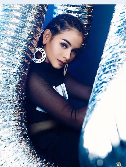 Identik dengan gaya rambut keriting, Sahila Hisyam juga pernah mencoba gaya rambut cornrow. Banyak yang menilai Sahila semakin cantik dan seksi dengan gaya rambut seperti ini. Tak sedikit juga orang yang beranggapan ia mirip dengan Lily Collins.(Liputan6.com/IG/@sahilahisyam)