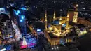 Pemandangan dimana saat pohon natal dipajang bersebelahan dengan Masjid Mohammad al-Amin di Beirut, Lebanon (10/12). Menyambut datangnya natal, warga Beirut merayakan peresmian pohon natal tersebut. (AFP Photo/Stringer)