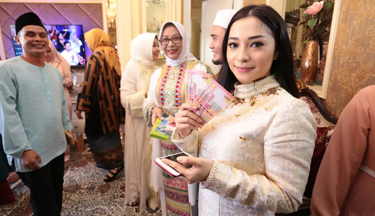 "Tema seragam kompakan sama mami, sama ayah. Tahun ini rancangan Dian Pelangi seragamnya. Butuh 3 minggu bkin seragam ini. Mba Dian butuh 3 minggu buat bikin ini. Pas dicoba pas banget. Hasilnya juga bagus," ujar Nikita Willy. (Adrian Putra/Bintang.com)