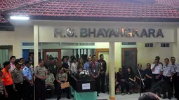 Salah satu jenazah korban pesawat AirAsia QZ-8501 diserah terimakan di RS Bhayangkara, Surabaya, Kamis (1/1/2015). Tampak suasana serah terima jenazah dari pihak Kepolisian dan Basarnas kepada keluarga korban. (Liputan6.com/Johan Tallo)