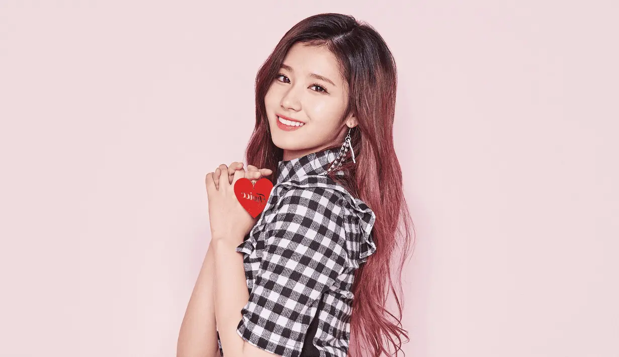 Sana pun mengungkapkan hal yang hampir sama seperti Momo. Ia bercerita jika keluarganya sangat bangga dan senang dengan karier musik dari Sana. (Foto: soompi.com)