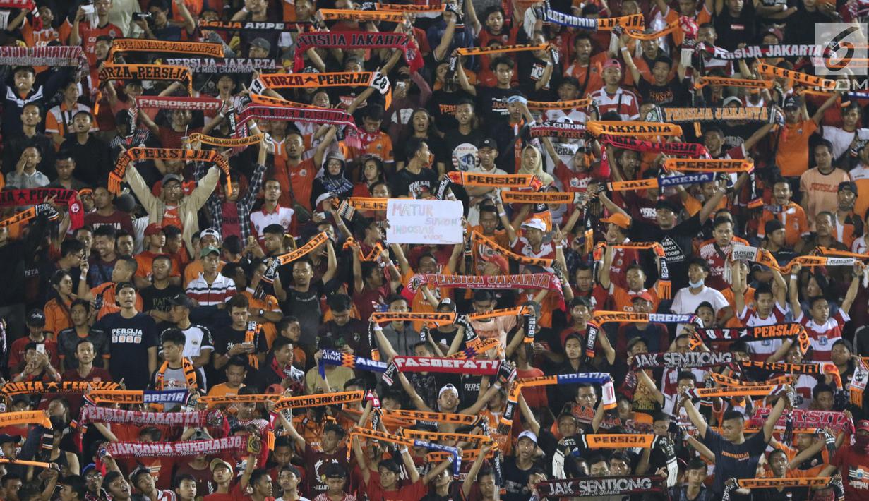 Suporter tim Macan Kemayoran memenuhi tribun jelang menyaksikan laga Persija melawan PSMS di laga pertama semifinal Piala Presiden 2018 di Stadion Manahan, Solo, Jawa Tengah, Sabtu (10/2). Persija menang 4-1. (Liputan6.com/Helmi Fithriansyah)