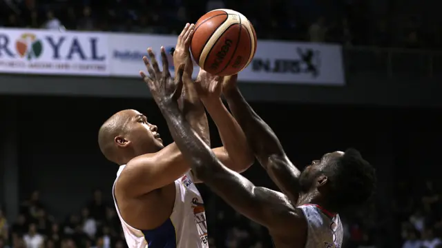 Pebasket Satria Muda, Arki Dikania, berusaha mencetak poin saat melawan Stapac pada laga final IBL 2019. (Bola.com/Yoppy Renato)