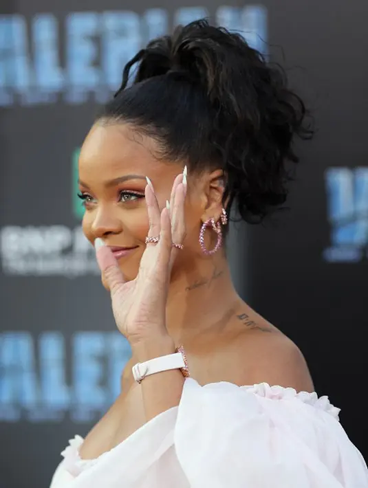 Melansir Ace Showbiz, OK! Magazine melaporkan bahwa keluarga Rihanna masih mengharapakn Chris Brown menjadi bagian dari keluarga mereka. Meskipun saat ini Rihanna berpacaran dengan Hassan. (AFP/NEILSON BARNARD)