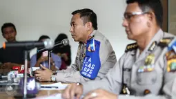Karo Penmas Humas Polri Brigjen Pol Agus Rianto (kiri) saat jumpa pers di Mabes Polri Jakarta, Selasa (5/7). Polda Jateng, DVI dan Densus 88 terus melakukan upaya penyelidikan terkait bom bunuh diri di Polresta Surakarta. (Liputan6.com/Faizal Fanani)
