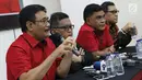 Ketua DPP PDIP, Djarot Saiful Hidayat (kiri) memberi keterangan terkait Kongres V PDI Perjuangan tahun 2019 di Jakarta, Kamis (1/8/2019). Kongres dilaksanakan di Bali pada 8 Agustus 2019 dan mengambil tema Solid Bergerak Untuk Indonesia Raya. (Liputan6.com/Helmi Fithriansyah)