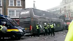 Sejumlah petugas kepolisian berjaga di sekitar bus skuat Manchester United yang diserang suporter West Ham United di depan Stadion Boleyn Ground, London, Selasa (10/5). Kejadian itu membuat kick-off laga kedua tim menjadi tertunda. (Reuters/Eddie Keogh)