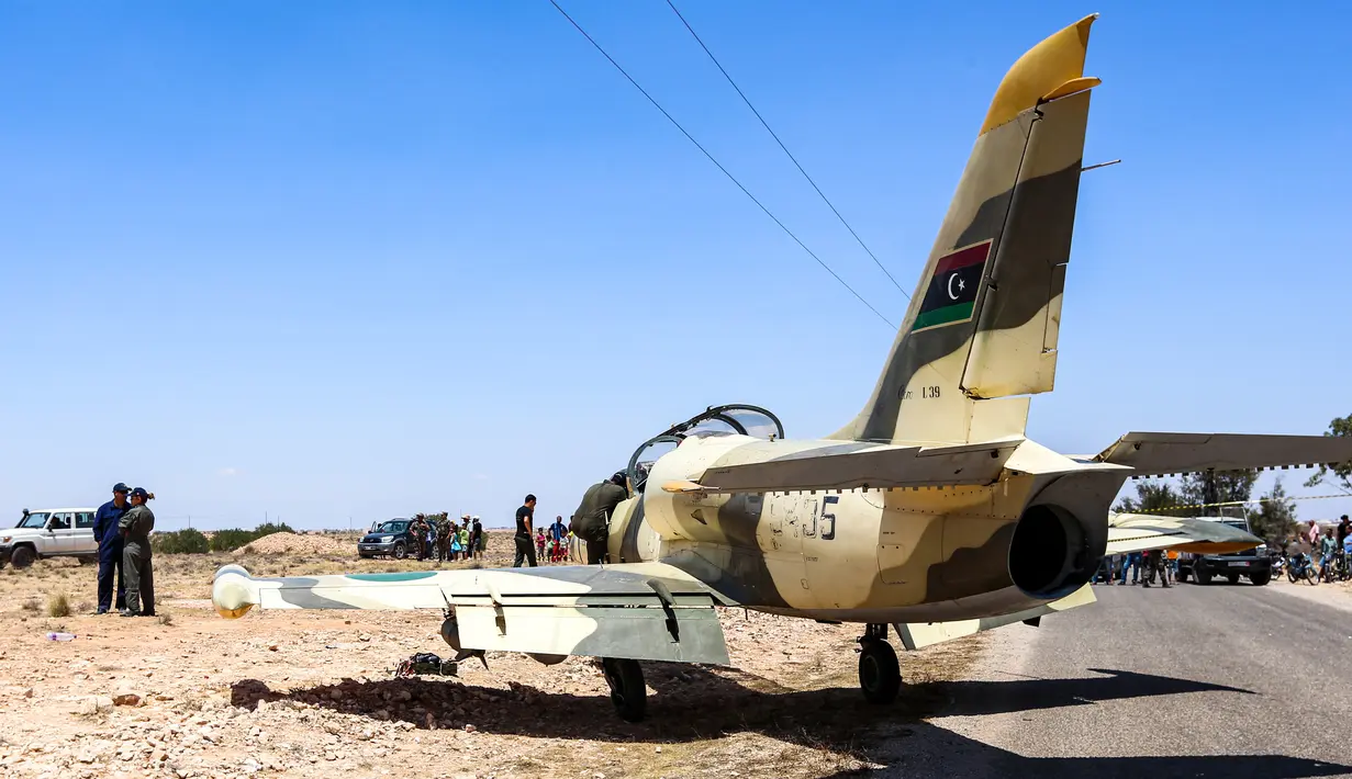 Pesawat jet tempur Libya L-39 Albatros pasukan Khalifa Haftar melakukan pendaratan darurat di Kota Medenine, Tunisia tenggara, atau sekitar 120 kilometer dari perbatasan Tunisia-Libya (22/7/2019). Jet tempur tersebut mendarat di jalan raya. (AFP Photo/Fathi Nasri)