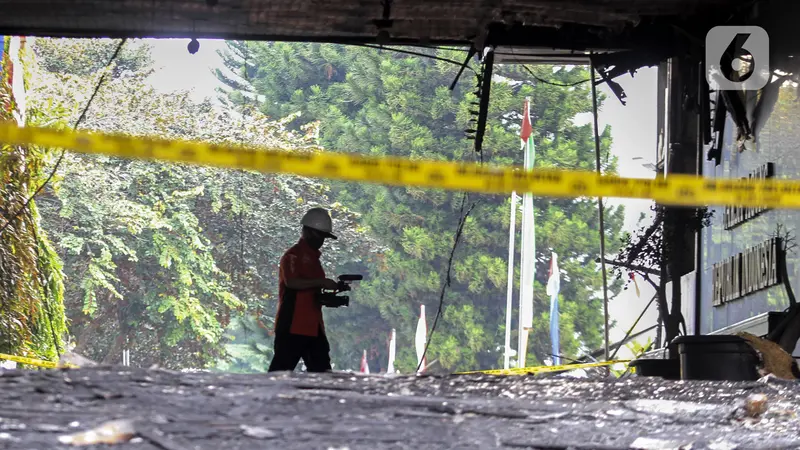 FOTO: Puslabfor Mabes Polri Olah TKP Kebakaran Gedung Kejaksaan Agung