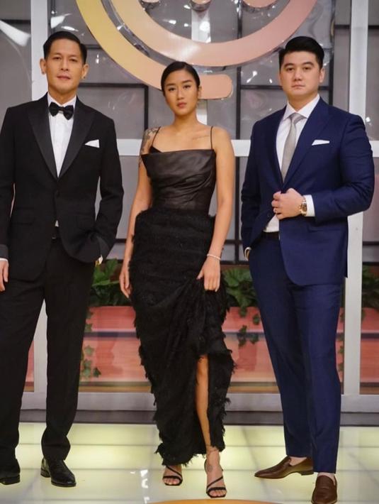 Tak hanya chef kelahiran 1975 itu saja, chef Arnold dan chef Renata juga kompak pakai busana resmi yang beda dari biasanya.(Liputan6.com/IG/junarorimpandeyofficial)