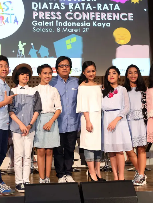 Di Atas Rata-rata merupakan bentuk keprihatinan Erwin Gutawa pada talenta muda berbakat. Bersama anaknya Gita Gutawa, diberikan wadah dan diberinama Di Atas Rata-rata (DARR). (Nurwahyunan/Bintang.com)