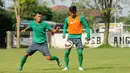 Gelandang timnas Indonesia U-23, Manahati Lestusen (kanan) berebut bola dengan rekan setimnya saat berlatih di Lapangan Sutasoma, Jakarta, (25/3/2015). Garuda Muda akan berlaga di kualifikasi Grup H Piala Asia 2016. (Liputan6.com/Helmi Fithriansyah)