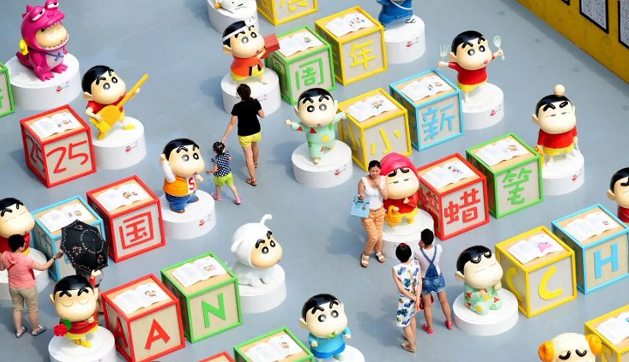 Sejumlah pengunjung melihat pameran Crayon Shin-chan di Shenyang, China, 11 Juli 2015. Pameran ini menandai ulang tahun ke 25 dari seri manga Jepang, Crayon Shin-chan. (CHINA OUT AFP PHOTO)