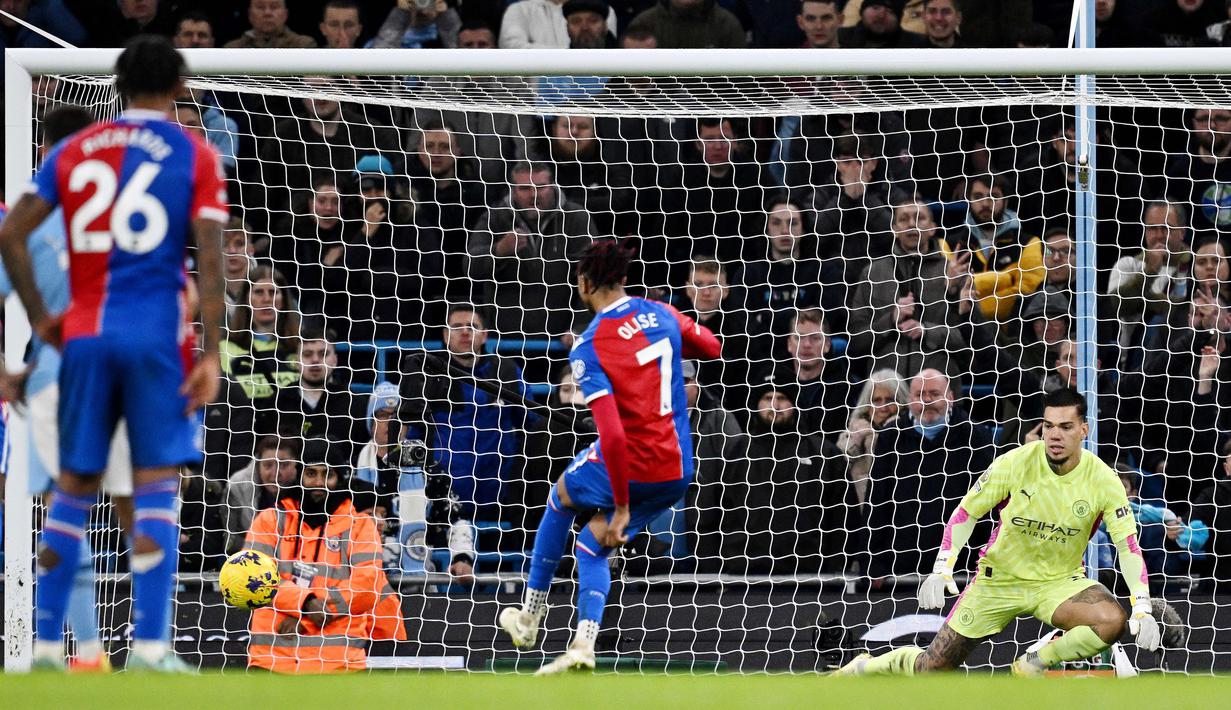 Pemain Crystal Palace, Michael Olise, sukses mencetak gol penalti ke gawang Manchester City dalam duel pekan ke-17 Liga Inggris 2023/2024 di Stadion Etihad, Sabtu (16/12/2023). Gol penalti buyarkan kemenangan City di depan mata. (AFP/Paul Ellis)