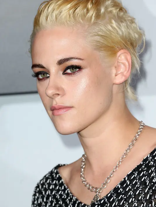 “Kristen sudah mengenalkan pacarnya (Annie) ke teman-teman dan orang tuanya. Dia (Kristen) mengenalkan Annie sebagai pacar, dan tidak malu dia juga menunjukan kasih sayangnya di hadapan keluarganya,” ucap sumber. . (AFP/Bintang.com)