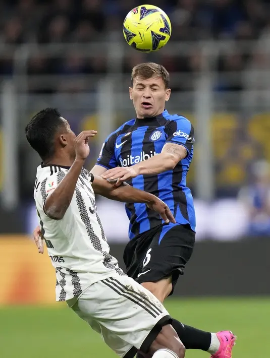 <p>Tujuh menit usai turun minum, Inter mencetak gol lagi lewat striker Edin Dzeko. Namun wasit menganulirnya karena off-side. (AP Photo/Luca Bruno)</p>