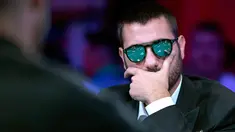 Dario Sammartino, dari Italia, bersaing di meja final selama World Series of Poker di kasino hotel Rio di Las Vegas (14/7/2019). Tabel final Poker Main Event 2019 World Series menyisakan sembilan pemain yang tersisa dalam pertarungan mendapatkan hadiah $ 10 juta. (Steve Marcus/Las Vegas Sun via AP)