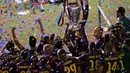 Pemain Barcelona mengangkat trofi Liga Champions usai mengalahkan Juventus di final. (REUTERS/Fabrizio Bensch