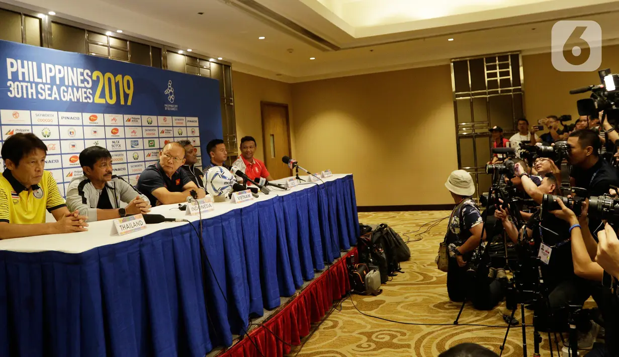 Pelatih Timnas Indonesia U-22, Indra Sjafri, bersama pelatih dari Grup B lainnya saat menggelar jumpa pers di Hotel Century Park, Manila, Minggu (24/11/2019). Cabang sepak bola SEA Games 2019 akan mulai bertanding Senin (25/11) esok. (Bola.com/M Iqbal Ichsan)
