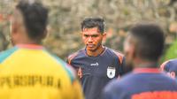 Ricardo Salampessy kembali ke Persipura Jayapura usai membawa Pusamania Borneo FC juara Piala Gubernur Kaltim. (Bola.com/Iwan Setiawan)
