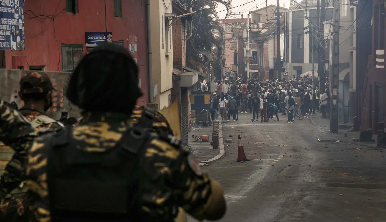 Perserikatan Bangsa Bangsa (PBB) melaporkan, sedikitnya 22 orang tewas dan lebih dari 100 lainnya terluka sejak aksi protes dimulai pekan lalu. Namun, data tersebut dibantah Kementerian Luar Negeri Madagaskar dengan alasan tidak berasal dari otoritas nasional yang berwenang. (RIJASOLO/AFP)