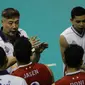 Pelatih timnas voli putra Indonesia&nbsp;Jiang Jie memberikan arahan kepada&nbsp;Jasen N. Kilanta dan kawan-kawan saat menghadapi Filipina&nbsp;pada laga perdana turnamen SEA V League 2023 di Padepokan Voli Jenderal Polisi Kunarto, Sentul, Bogor, Jawa Barat, Jumat (21/7/2023). (Liputan6.com/Helmi Fithriansyah)