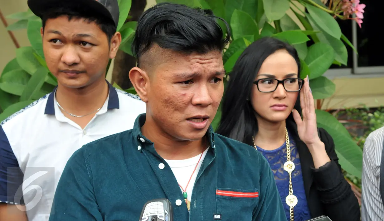Mantan vokalis Kangen Band, Andika menjadi saksi kasus yang dialami Chyntiara Alona, Reskrimum Polda Metro (15/6/2015). Alona melaporkan EF berkaitan dengan penghinaan dan pencemaran nama baik. (Liputan6.com/Panji Diksana) 