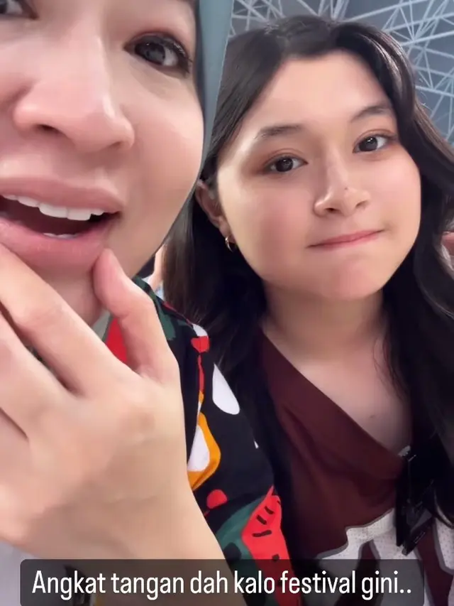 Potret 6 Artis Nonton Konser Bareng Ibunda, Kebersamannya Bak Kakak Adik