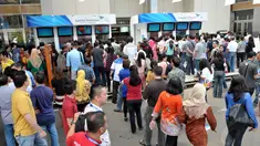 Ratusan orang antre di Pameran Garuda Indonesia Travel Fair (GATF) 2014 di JCC, Senayan, Jakarta, (12/9/14). (Liputan6.com/Panji Diksana)