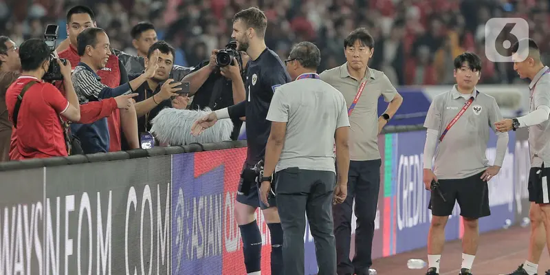 Usai Menyaksikan Langsung, Presiden Jokowi Turun ke Lapangan Sapa Pemain Timnas Indonesia