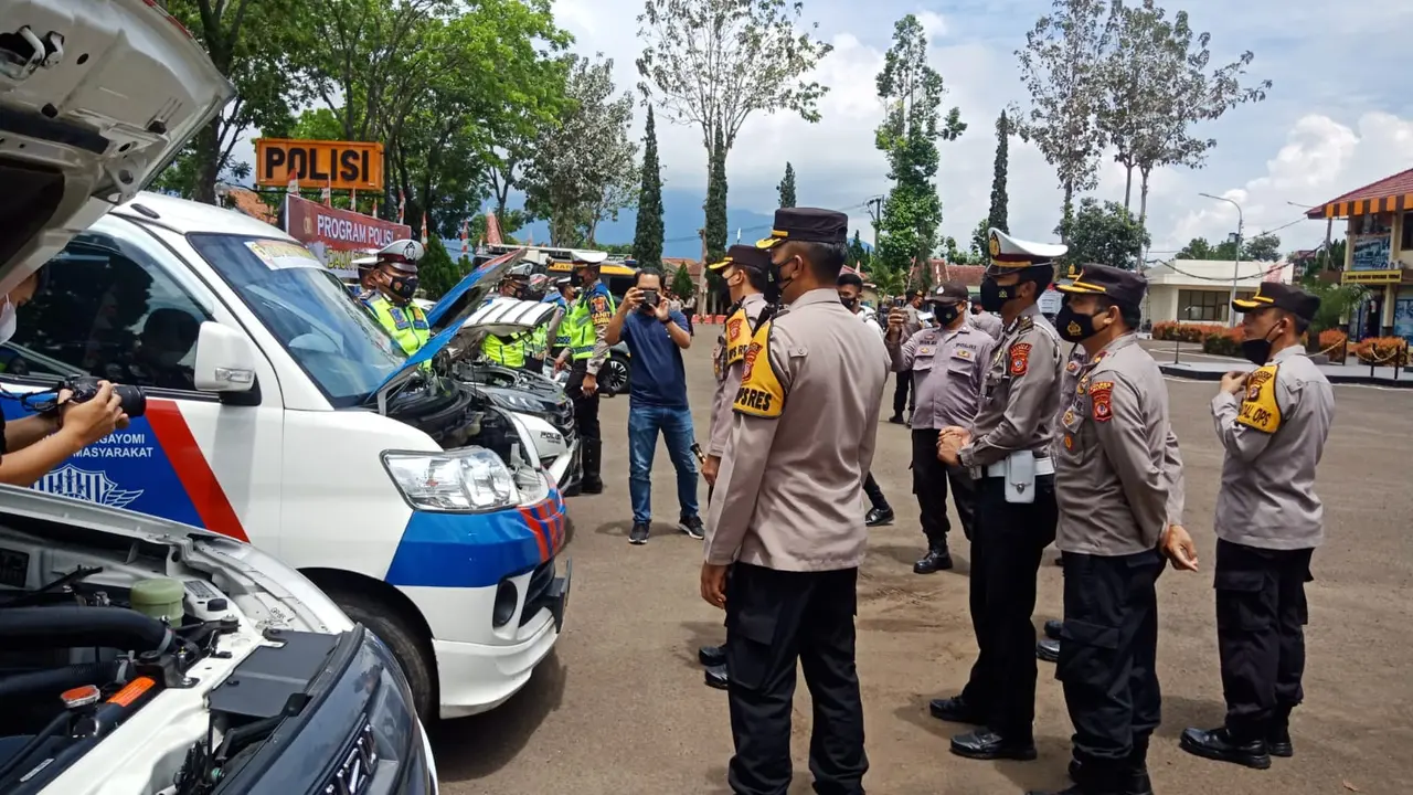 Kapolres Garut AKBP Wirdhanto Hadicaksono tengah memeriksa sejumkah kendaraan taktis yang digunakan dalam program daun rindang di Garut.