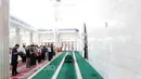 Jenazah almarhum, Achmad Kurniawan saat dishalatkan di Masjid Al Jadid Cijantung, (11/1/2017). (Bola.com/Nicklas Hanoatubun)