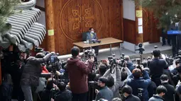 Pemimpin sekte Gereja Shincheonji Yesus, Lee Man-hee saat konferensi pers untuk meminta maaf atas penyebaran virus corona di Gapyeong, Senin (2/3/2020). Sebanyak 60 persen dari sekitar empat ribu kasus virus corona di Korea Selatan dikonfirmasi merupakan anggota gereja tersebut. (POOL/AFP)