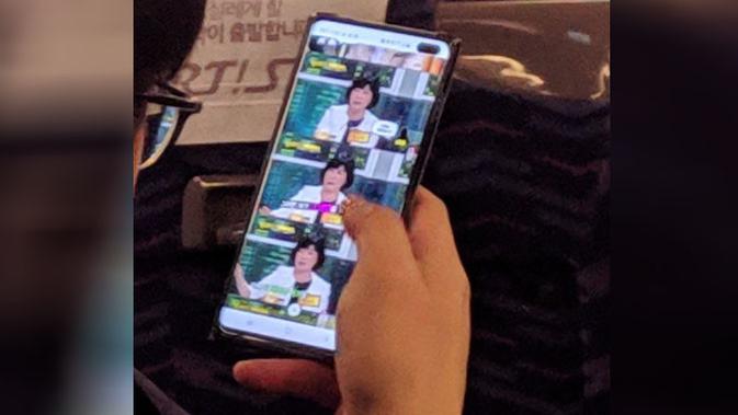 Penampakan smartphone yang diduga Galaxy S10 di dunia nyata. (Doc: Reddit / hissick27)