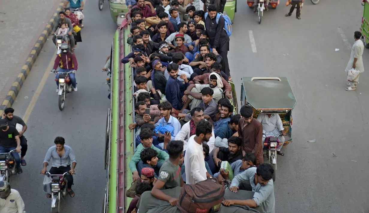 Suasana Mudik di Pakistan saat Idul Adha, Sampai Naik ke Atap Bus ...