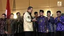 Ketua Umum Partai Demokrat Susilo Bambang Yudhoyono dan Ketua Majelis Syuro PKS Salim Segaf Al-Jufri berbincang usai pertemuan tertutup di Gran Melia, Jakarta, Senin (30/7). (Liputan6.com/Herman Zakharia)