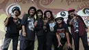 Grup musik Orkes Melayu Pengantar Minum Racun (OM PMR) berpose usai peluncuran single terbarunya yang berjudul "Too Long To Be Alone" di Jakarta, Rabu (15/3). (Liputan6.com/Herman Zaharia)