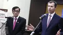 Menteri Kehakiman Australia, Michael Keenan didampingi Menkumham Yasonna Laoly memberi keterangan usai menggelar pertemuan di Kemenkumham, Jakarta, Selasa (9/8). Pertemuan membahas masalah hukum antara Indonesia dan Australia. (Liputan6.com/Faizal Fanani)