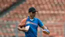 Asisten pelatih Arema Cronus, Joko Susilo, bersiap memimpin latihan jelang final Torabika Bhayangkara Cup 2016 melawan Persib Bandung di Stadion Utama Gelora Bung Karno, Jakarta, Sabtu (2/4/2016). (Bola.com/Vitalis Yogi Trisna)