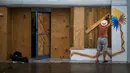 Seorang pria memasang papan kayu di bagian depan bangunan menjelang kedatangan Badai Harvey di Aransas Pass, Texas, Jumat (25/8). Badai kategori 3 diketahui akan menerjang Negeri Paman Sam pada Jumat malam waktu setempat. (NICK WAGNER/AMERICAN-STATESMAN)