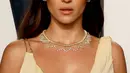 Adria Arjona mengenakan Tiffany Schlumberger Chevron Fringe necklace, anting platinum dengan sematan berlian dan juga Tiffany & Co. Schlumberger Sixteen Stone.