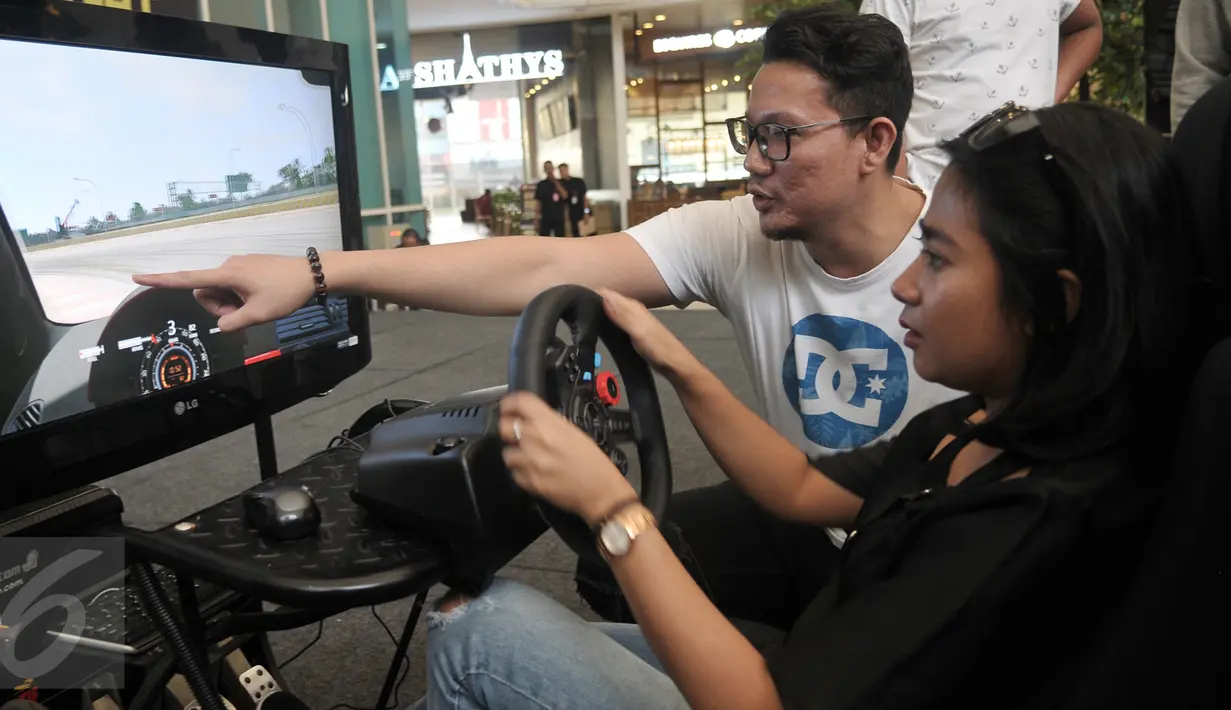 Pembalab mobil touring nasional, M Icshan memberikan coaching clinic menggunakan simulasi virtual racing, Jakarta, Minggu (29/10). One Belpark hadirkan kegiatan skate coaching clinic dan virtual racing. (Liputan6.com/Yoppy Renato)