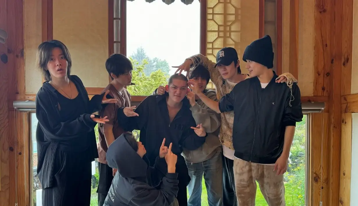 Para anggota NCT mengantar kepergian Taeyong ke camp militer pada hari ini, Senin (15/4/2024). (Foto: Instagram/ taeoxo_nct)
