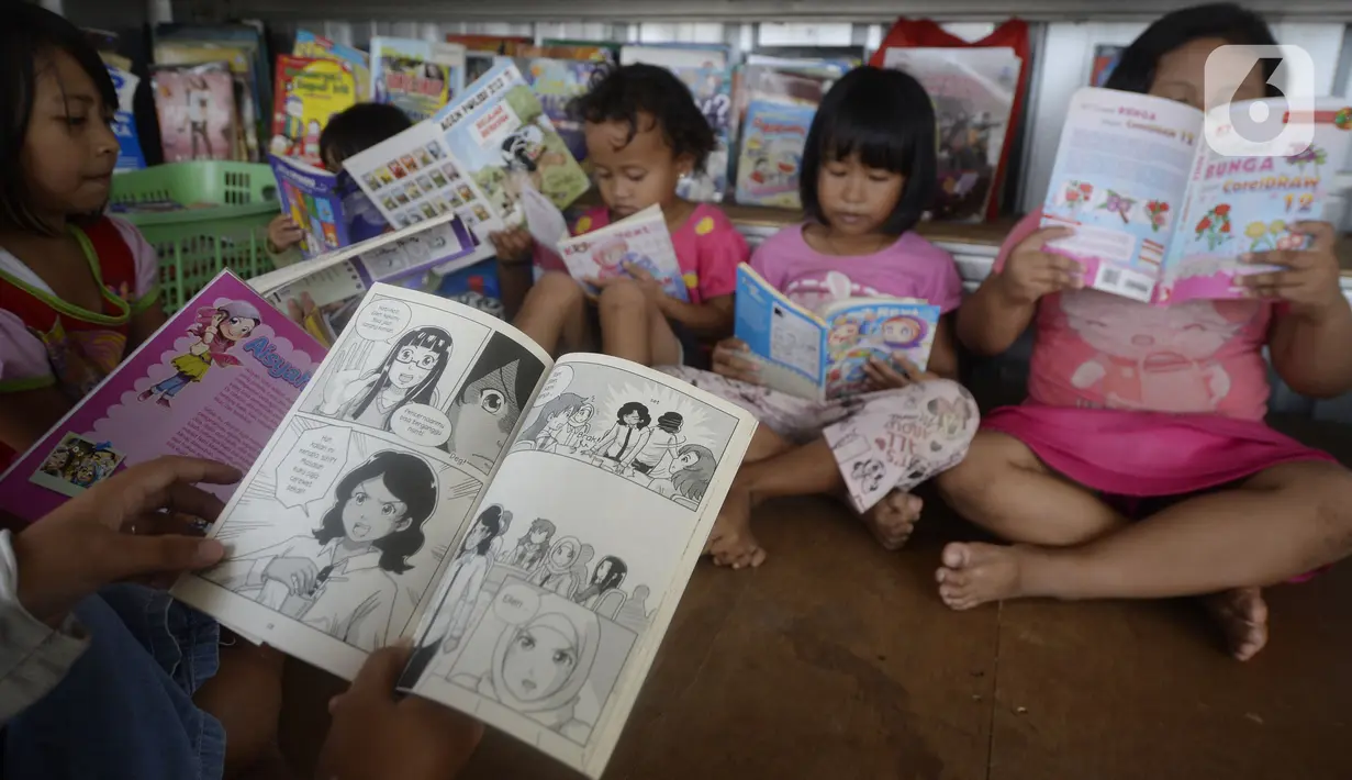 Anak-anak membaca buku di Taman Baca milik Karang Taruna Tunas Karya, Kampung Cibarengkok, Desa Pengasinan, Gunung Sindur, Kabupaten Bogor, Senin (24/8/2020). Taman Baca yang didirikan pada masa pandemi COVID-19 ini untuk hiburan serta meningkatkan pengetahunan anak-anak. (merdeka.com/Dwi Narwoko)