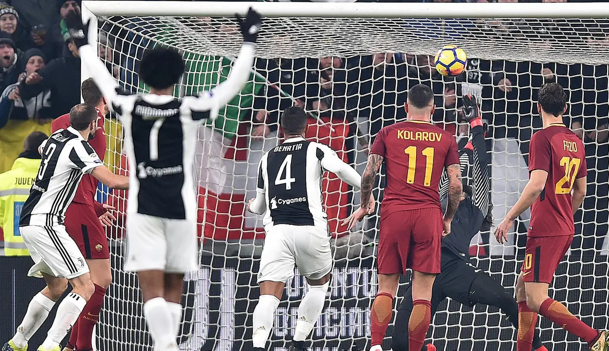 Bek Juventus, Medhi Benatia berhasil membobol gawang Roma saat pertandingan Liga Italia di Turin, Italia (23/12). Klasmen sementara dipegang oleh Napoli dengan poin 45, sedangkan Juventus menempel ketat dengan poin 44. (Alessandro Di Marco / ANSA via AP)