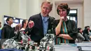 Istri Dubes Amerika untuk Indonesia, Sofia Blake dan Al Jaeger melihat robot rakitan siswa Sampoerna dalam workshoop, Jakarta, Sabtu (5/3/2016). Sampoerna University gelar education expo 2016. (Liputan6.com/Yoppy Renato)