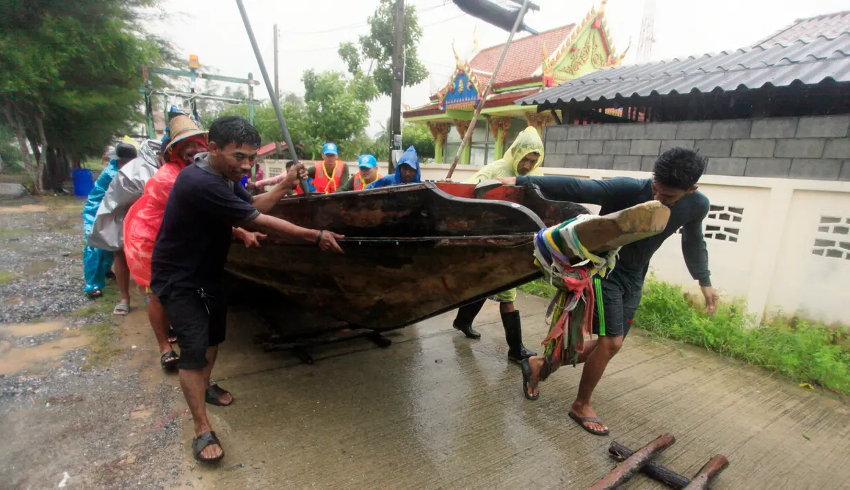 Nelayan memindahkan kapal sebelum Badai Tropis Pabuk mendekat di Pak Phanang, di Nakhon Si Thammarat, Thailand (4/1). Badai akan melanda bagian selatan Thailand dengan hujan lebat, angin, dan gelombang setinggi tujuh meter. (AP Photo/Sumeth Panpetch)