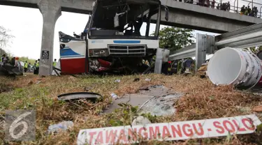 Sebuah bus PO Rukun Sayur mengalami kecelakaan di KM 202, Jawa Barat, Selasa (14/7/2015). Bus tersebut menabrak tiang jembatan penyebrangan menyebabkan 11 orang tewas dan 27 luka - luka. (Liputan6.com/Herman Zakharia)