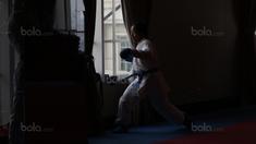 Karateka putri Indonesia, Devina Dea melakukan pemanasan sebelum berlatih sparing persiapan menuju SEA Games 2017 di The Belezza, Permata Hijau, Jakarta, Senin (10/8/2017). Karate akan bertanding pada 22-24 Agustus 2017. (Bola.com/Nicklas Hanoatubun)